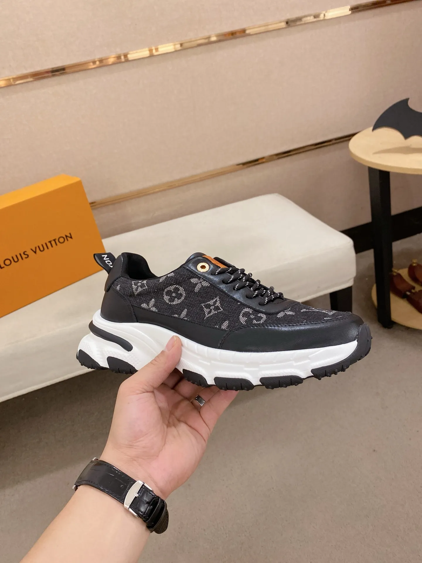Men's shoes💰 442💰Louis Vuitton (Louis Vuitton/LV) top 🔍🔍 new models are on sale at the same time, the upper 🇮🇹 imported Italian first-layer cowhide, fully imported breathable mesh lining 💪💪, completely 1⃣️compared 1⃣️Reproduction🇮🇹💪💪, ⚠Sole: The original sole is specially provided by the original factory, the exclusive movable molded sole is super comfortable, ⚠Original factory follow-up goods, 🔍🔍high quality, you can enter and leave the counter at will, welcome to compare⚠. Code number: 38-44. Can be customized for 45 non-refundable!
